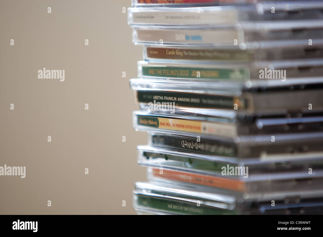 Una pila de discos compactos de audio de música/ CD desde una colección de música. Foto de stock