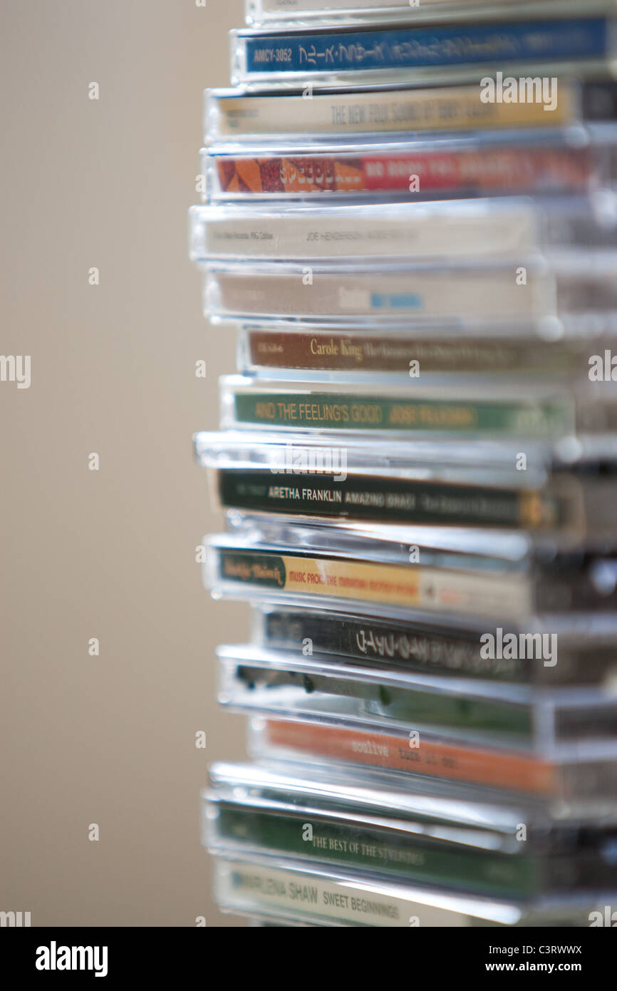 Una pila de discos compactos de audio de música/ CD desde una colección de música. Foto de stock