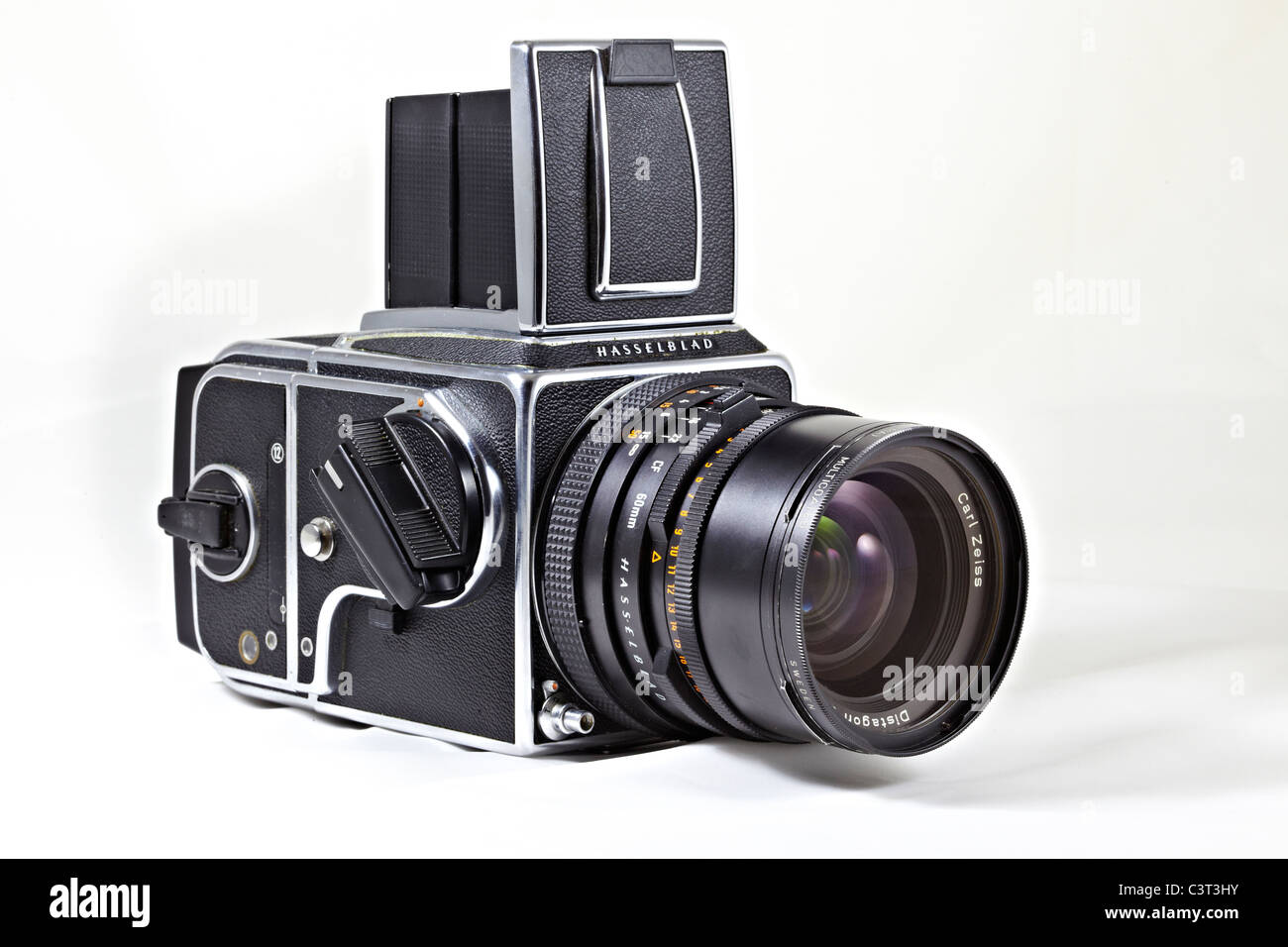 Cámara de película clásica. Hasselblad 500 CM cámara de película de 120 rollos de formato medio y lente Foto de stock