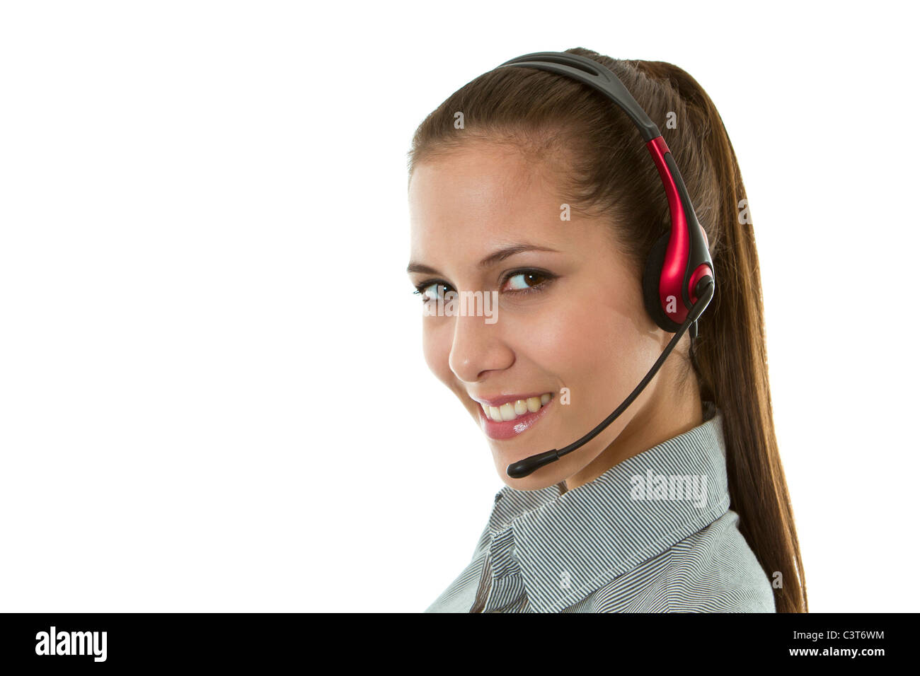 Bastante joven con un auricular en la oficina Foto de stock