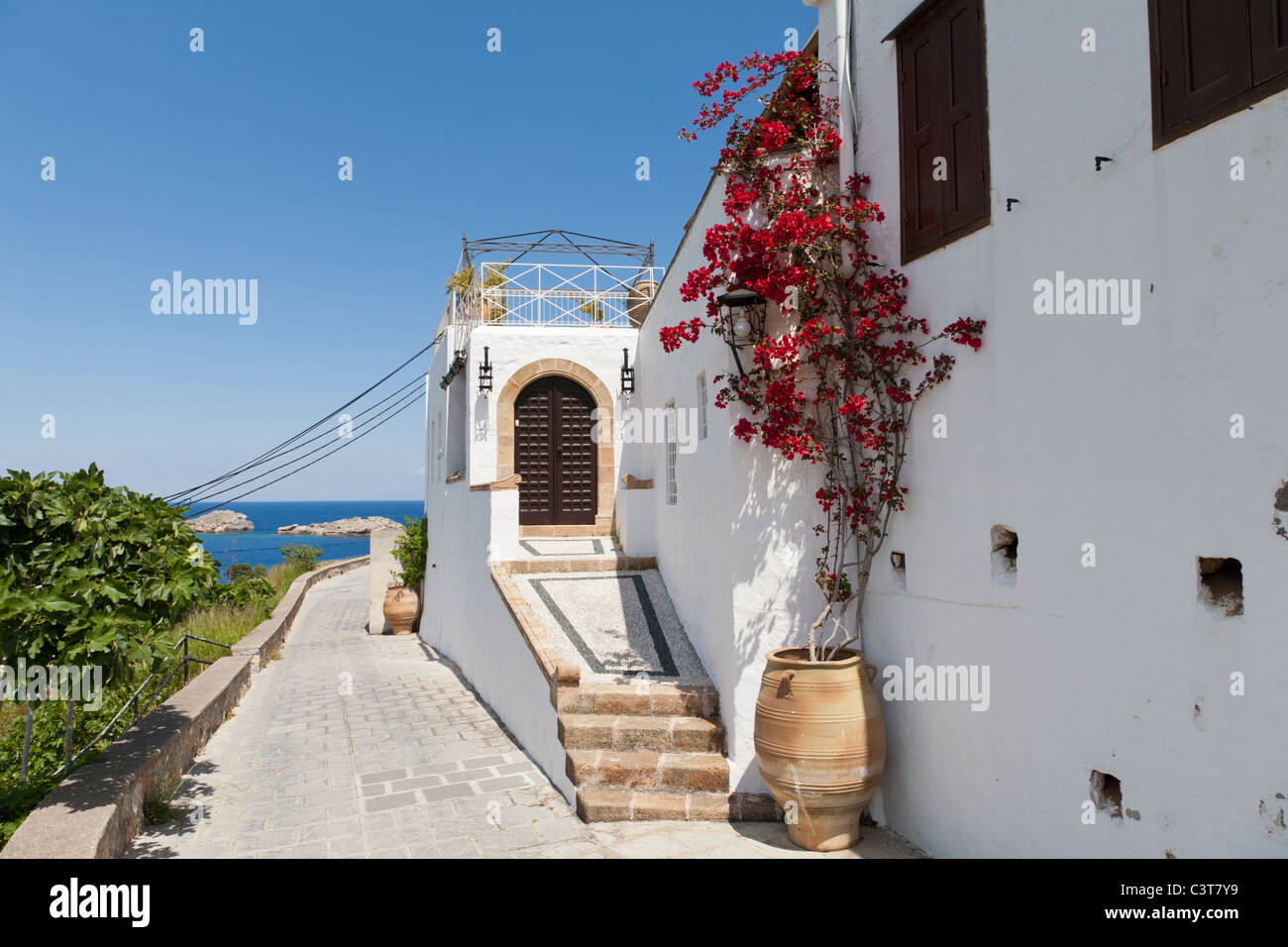 En Buganvilla rojo paredes blancas en las Islas Griegas Foto de stock