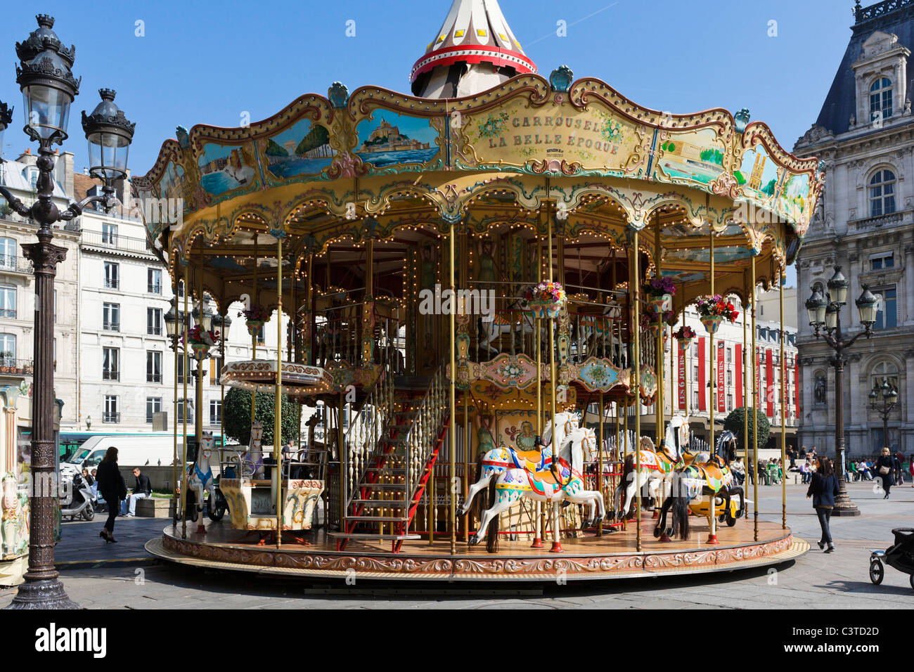 Carrusel en frente del Hotel de Ville (Ayuntamiento), 4th Arrondissement, París, Francia Foto de stock