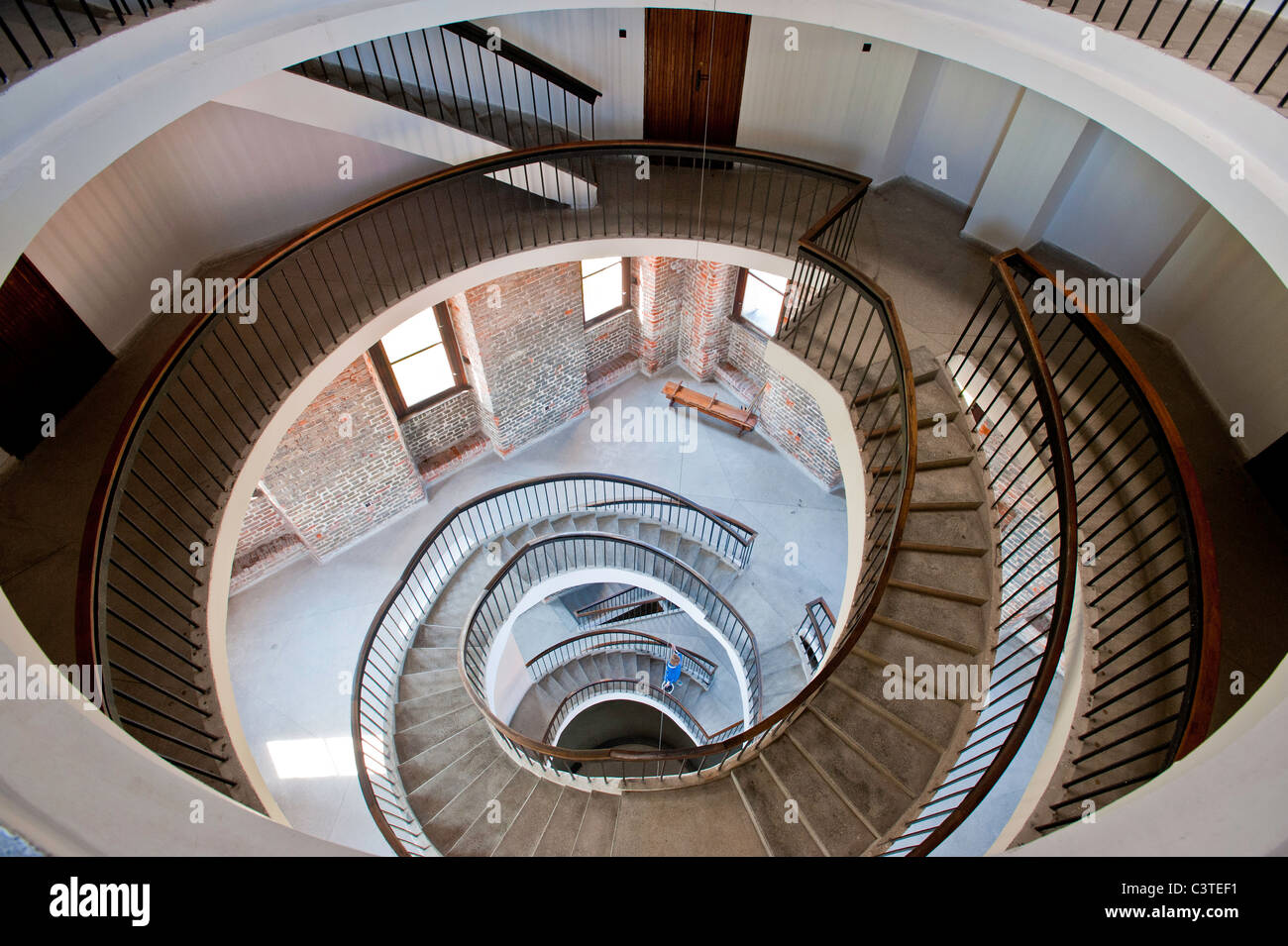 Escalera de caracol en la torre de defensa, Palaíkastron, Warmia, región, Polonia Foto de stock