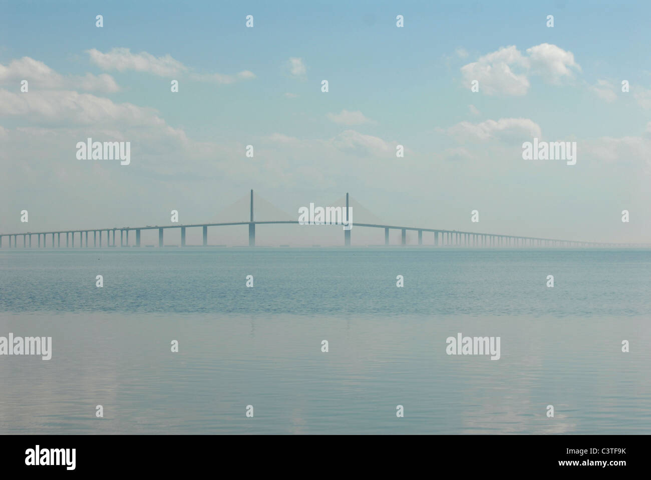El Sunshine Skyway Bridge lleva los automovilistas de San Petersburgo a Bradenton, Florida, Sandy Macys, FL, FLA, tráfico, puentes, Foto de stock