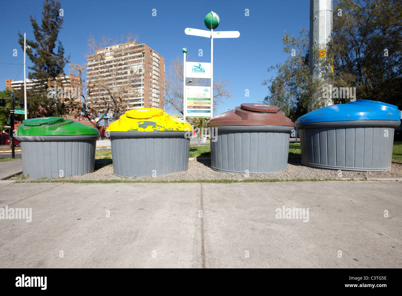 Papeleras de reciclaje separación de vidrio, plástico, papel y Tetra