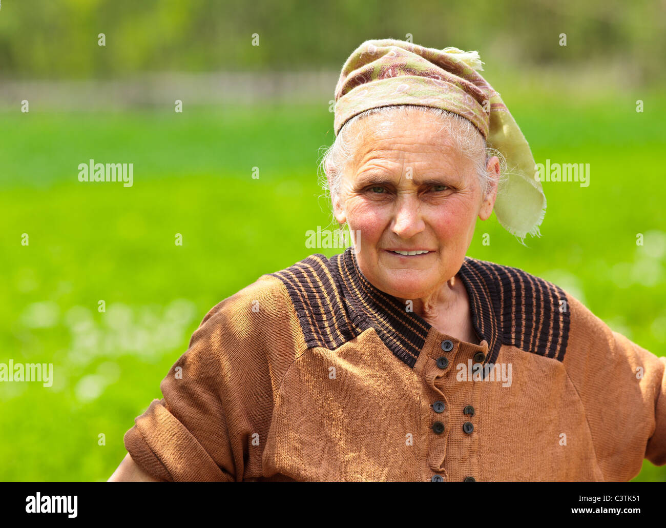 Closeup retrato de una vieja mujer campesina con pañuelo outdoor Fotografía  de stock - Alamy