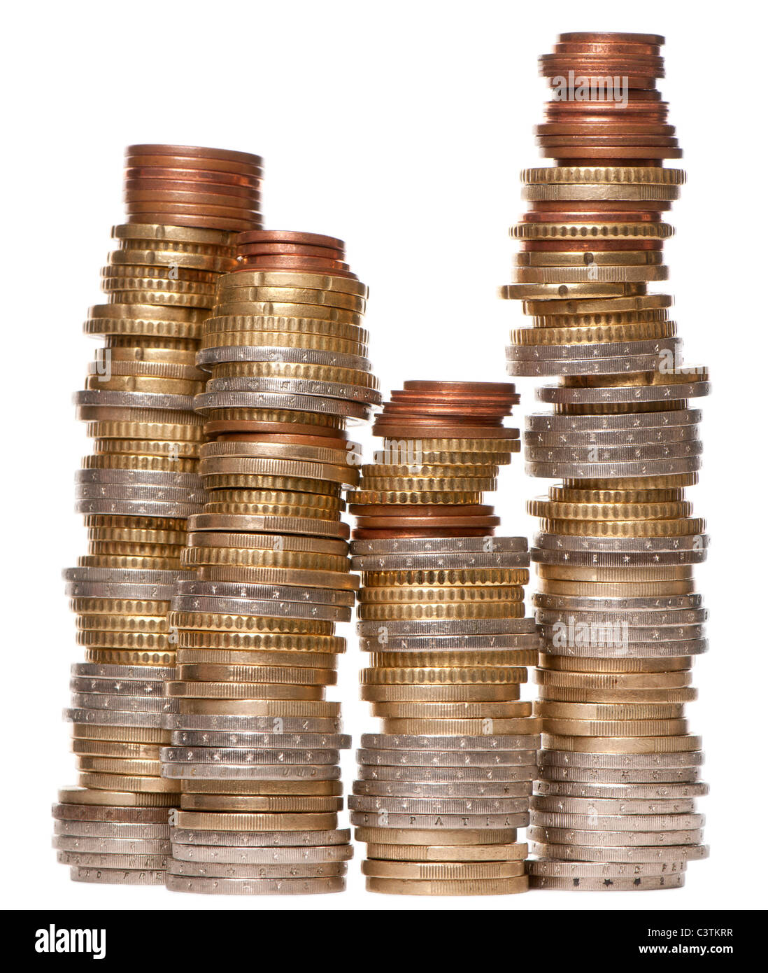 Pila de diversas monedas de euro delante de un fondo blanco Foto de stock