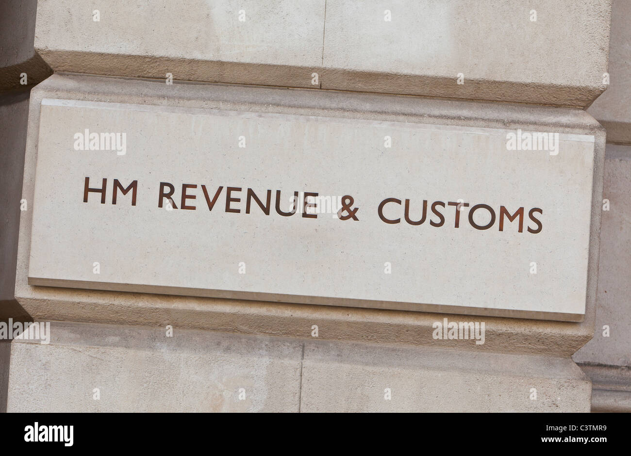 Signo de HM Revenue & Customs, Whitehall, Londres, Inglaterra, Reino Unido. Foto de stock