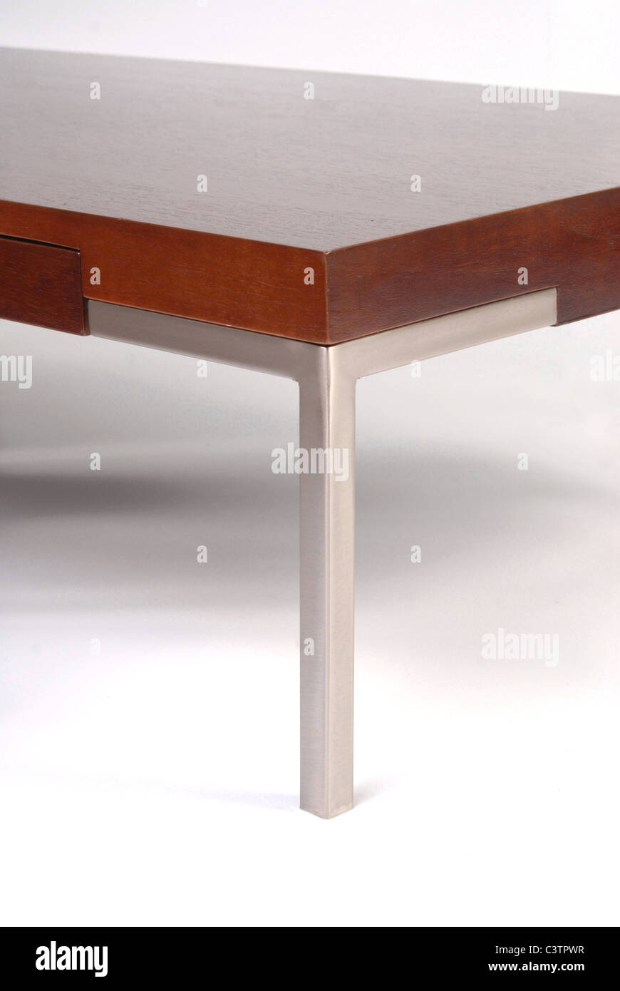 Mesa de café en madera y metal detalle de la esquina. Fondo blanco Foto de stock