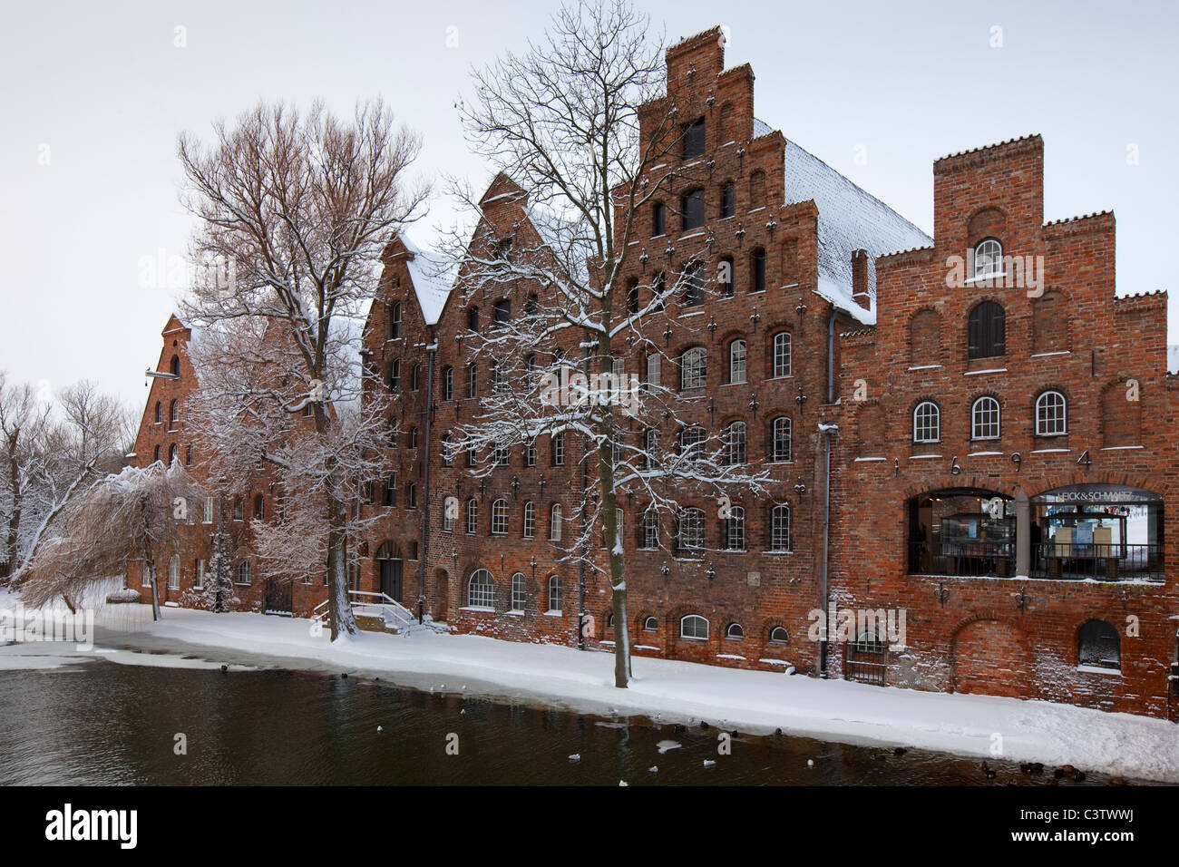 Salzspeicher, almacenes de sal histórico / Almacenes de sal en la nieve en invierno, la ciudad hanseática de Lübeck, Alemania Foto de stock