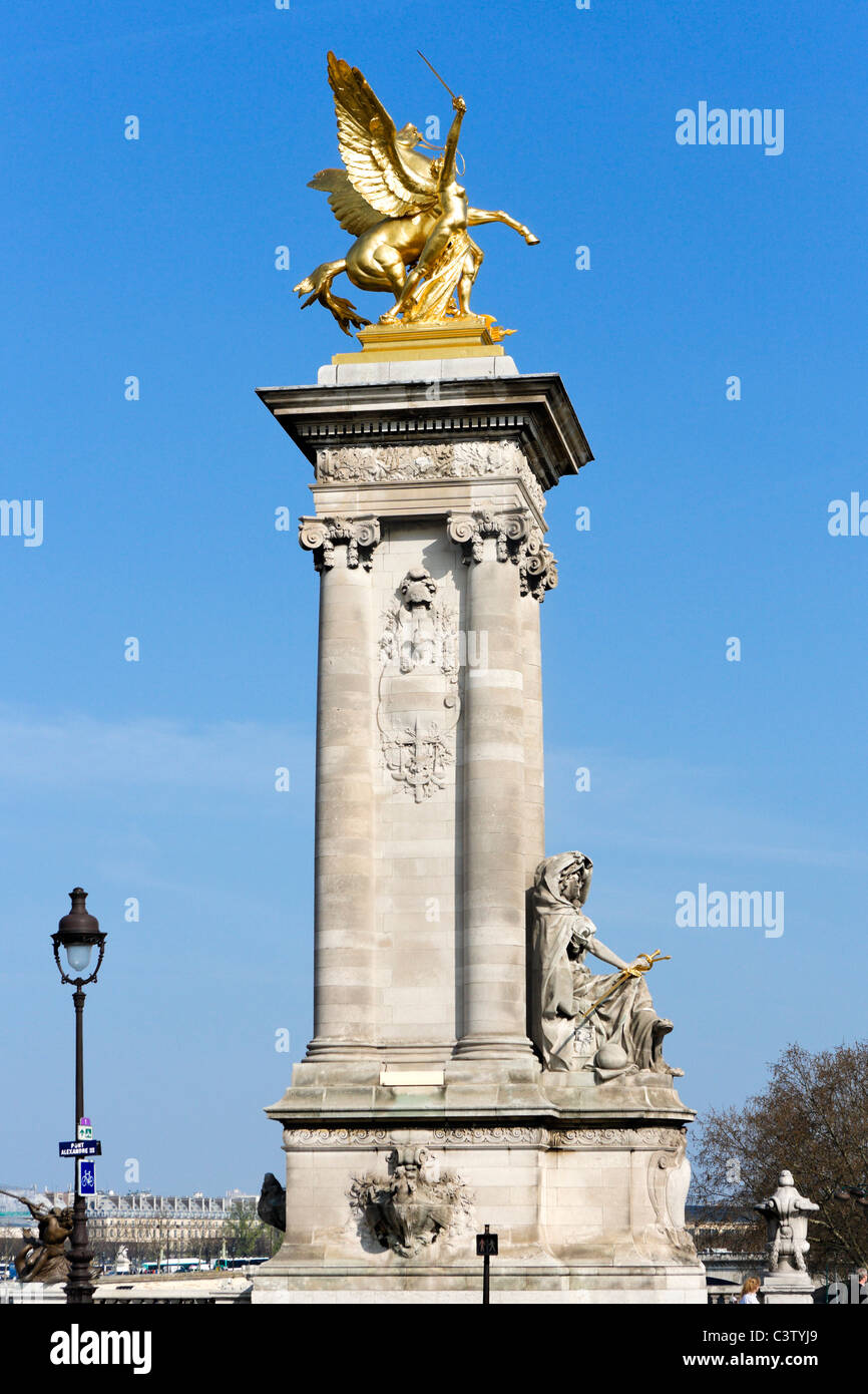 La columna a finales del puente Alexandre III (Alejandro III) el puente sobre el río Sena, París, Francia Foto de stock