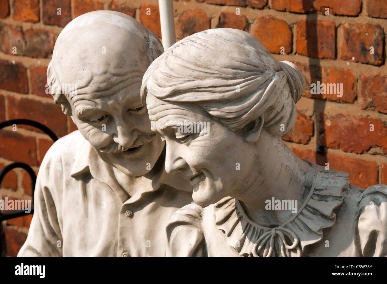 Estatua de una pareja de ancianos en Anita aldea urbana Ancoats Street, Manchester, Inglaterra, Reino Unido. Foto de stock