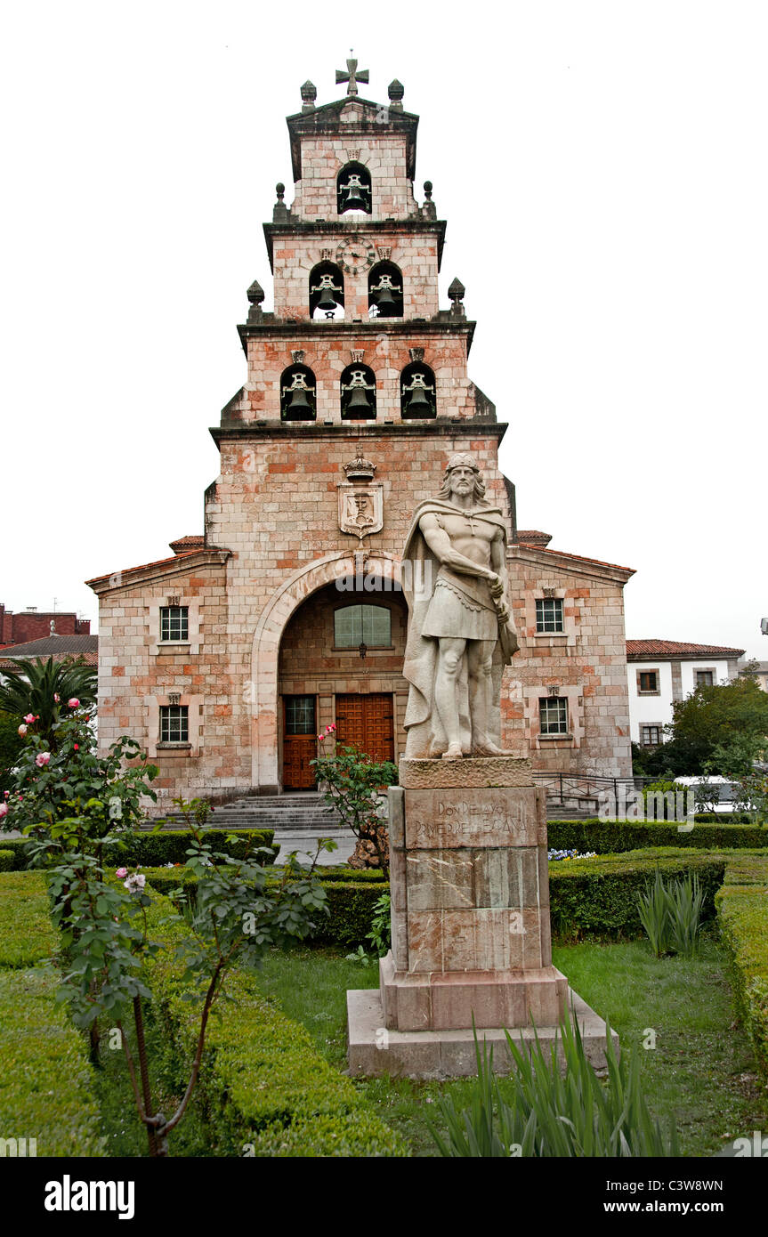 Don Pelayo primer rey de España Iglesia de la Asunción de Cangas de Onis Asturias Picos de Europa Foto de stock