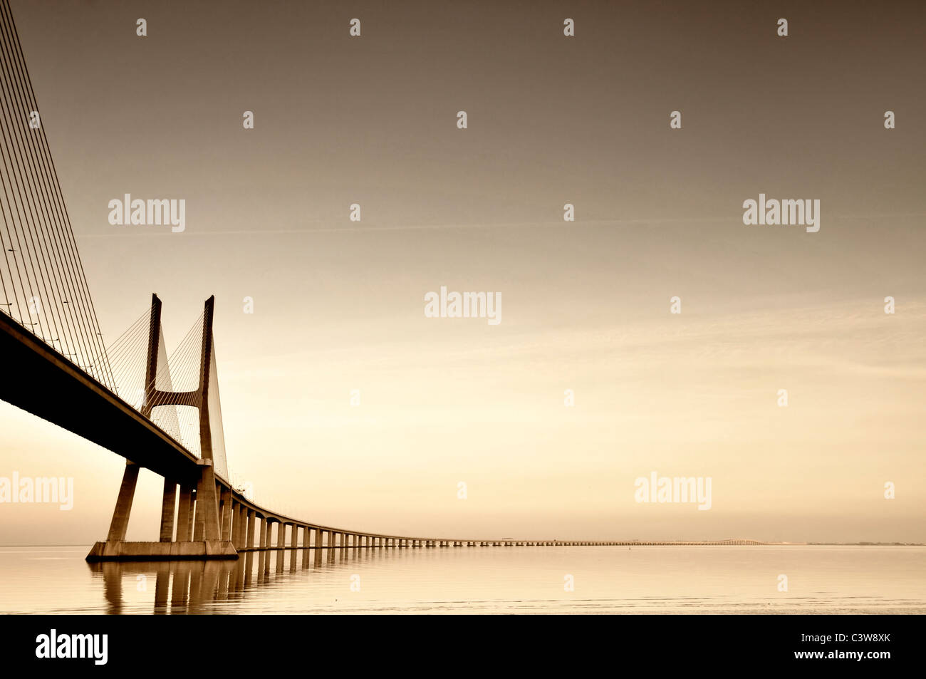El puente Vasco da Gama en Lisboa, Portugal. Foto de stock