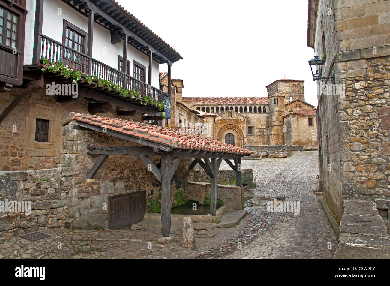 Santillana del Mar Cantabria España ciudad Foto de stock