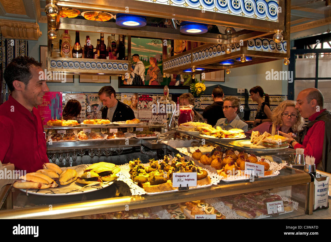 La Plaza Nueva de Bilbao España Restaurante Bar Pub Cafe tapas pinchos  pintxos pinxos País Vasco Fotografía de stock - Alamy