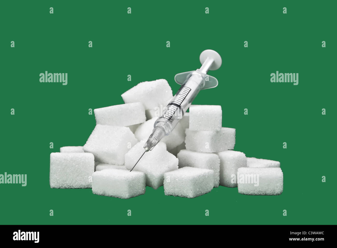 Cubos de azúcar con una jeringa como un símbolo para la diabetes Foto de stock