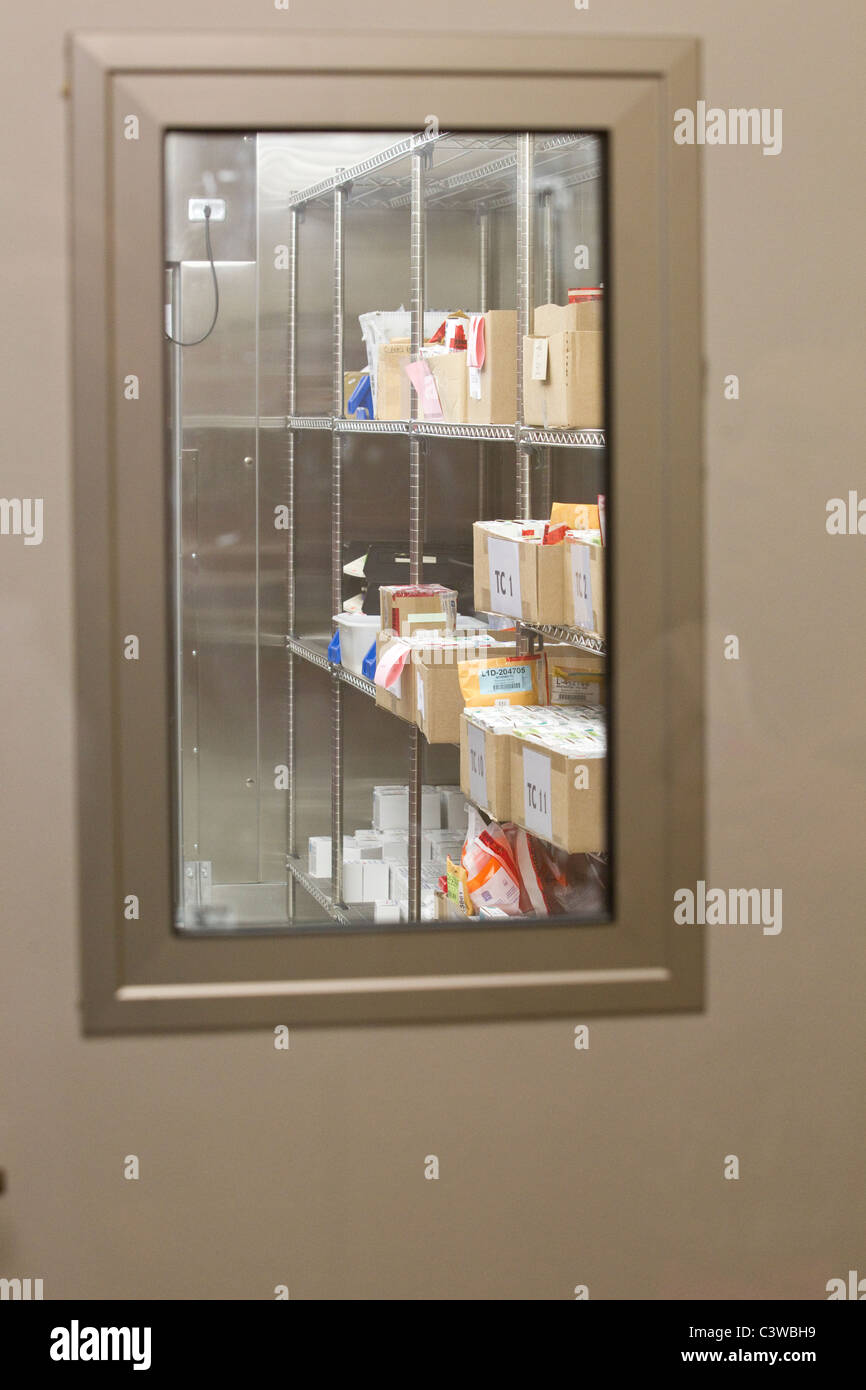 Pruebas del delito es visto a través de la ventana de seguridad de almacenamiento en frío en el Departamento de Seguridad Pública de Texas Crime Lab, Austin, Texas, EE.UU Foto de stock