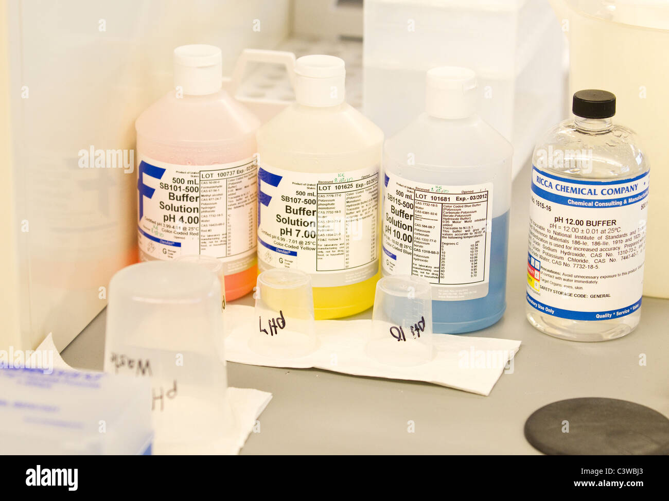 Botellas de probar los productos químicos en el Departamento de Seguridad Pública de Texas Crme Lab en Austin Foto de stock