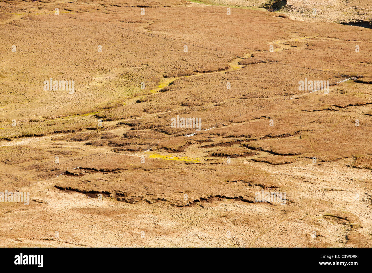 Depósitos de turba en páramos, cerca de una amplia legislación en las tierras altas meridionales, Escocia, Reino Unido. Foto de stock