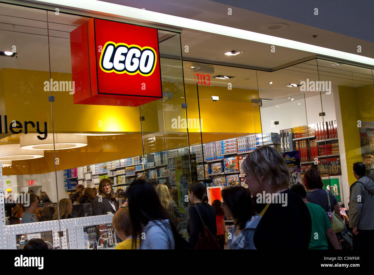 Lego shop fotografías e imágenes de alta resolución - Alamy