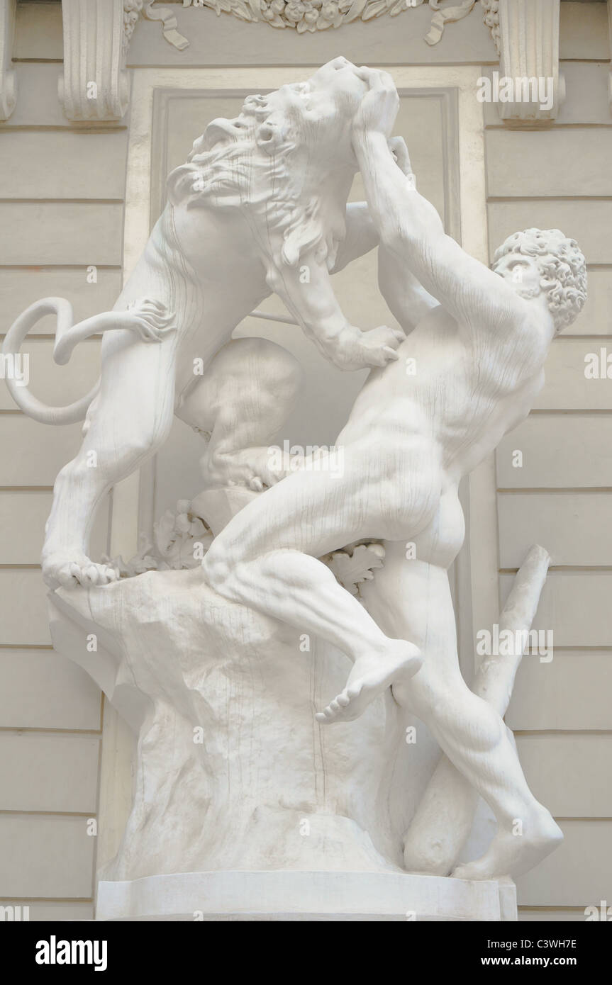 Antigua estatua de un dios masculino griego wrestling un león Foto de stock