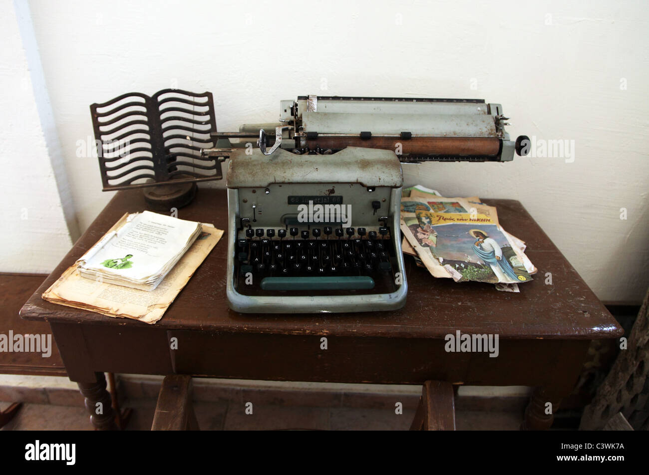 Máquina de escribir imperial en exhibición en el museo de la granja de camellos, Chipre Foto de stock