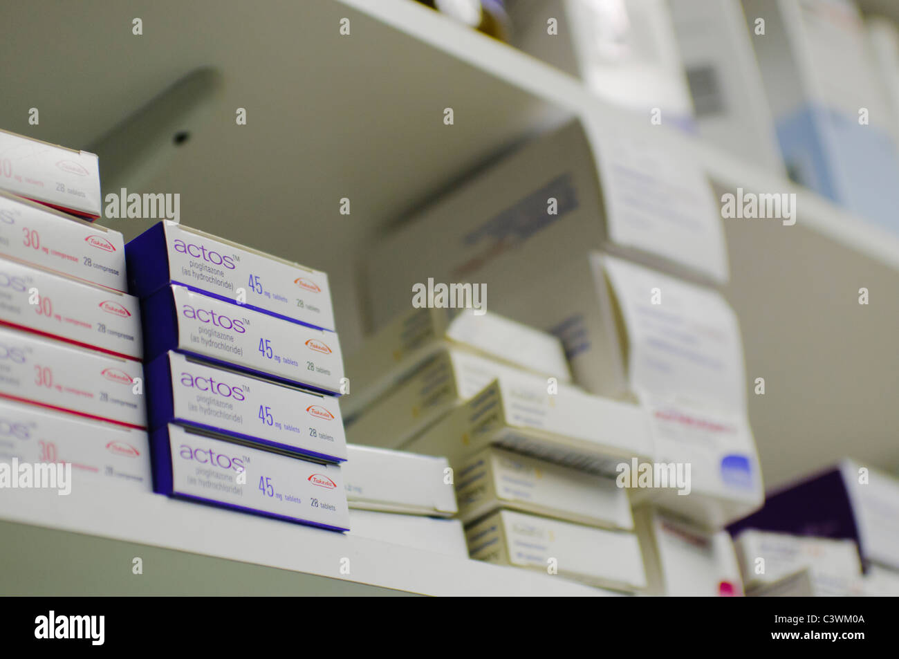 Cajas de pastillas de prescripción en una farmacia estantería Foto de stock