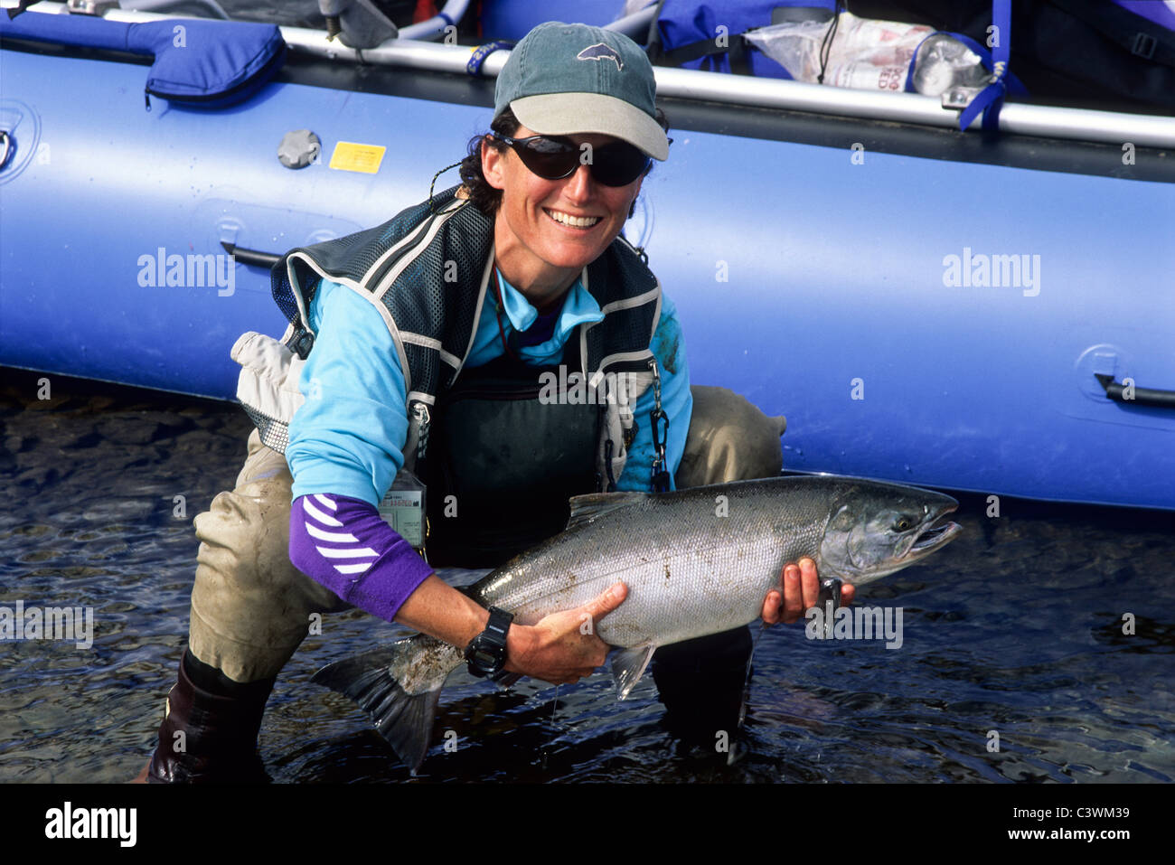 Mujer pesca con mosca. Foto de stock