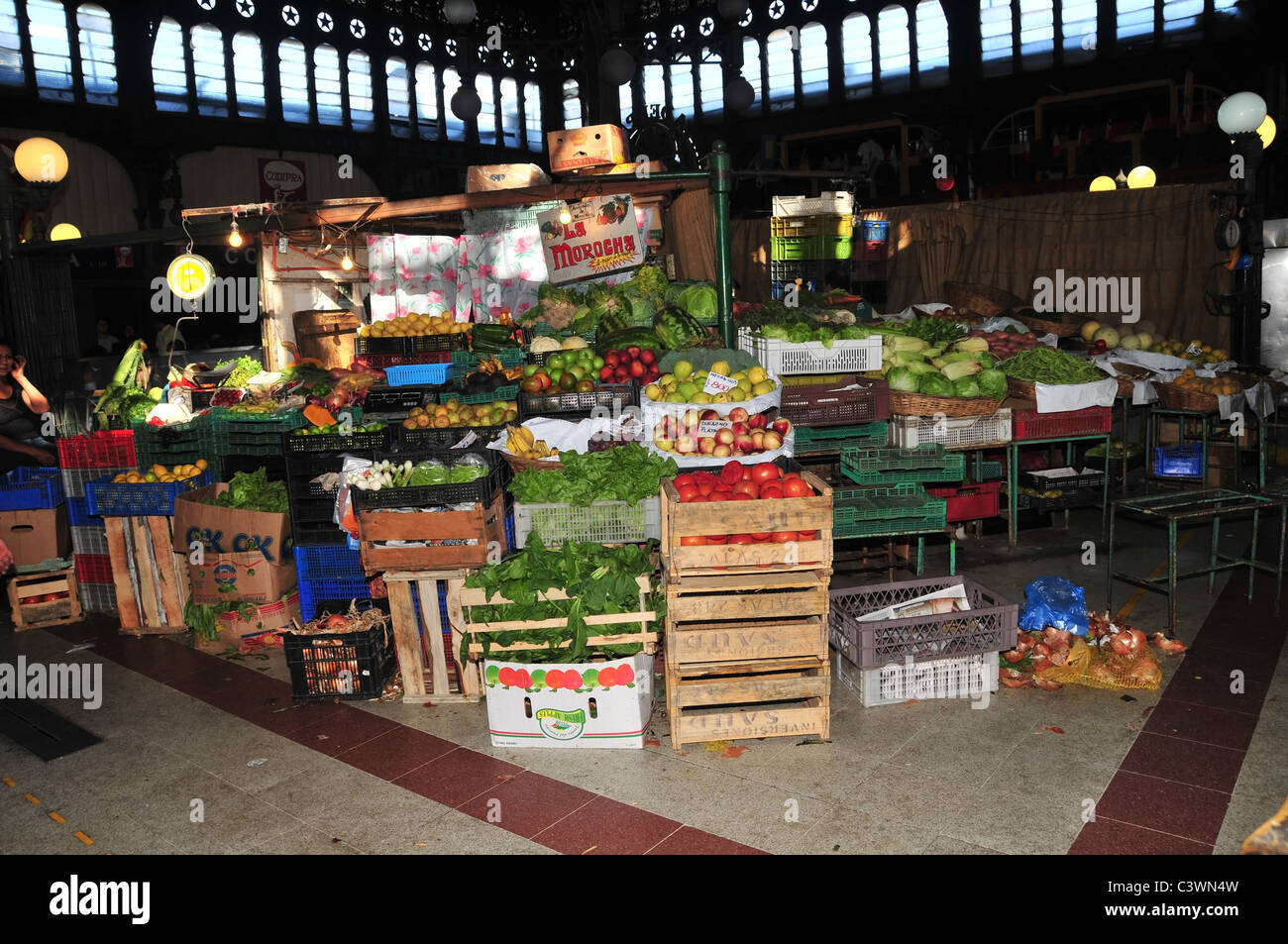 Cajas de madera frutas verduras apiladas verdulero delantero puesto en el  mercado, debajo del techo de hierro ornamentadas, Mercado Central, Santiago,  Chile Fotografía de stock - Alamy
