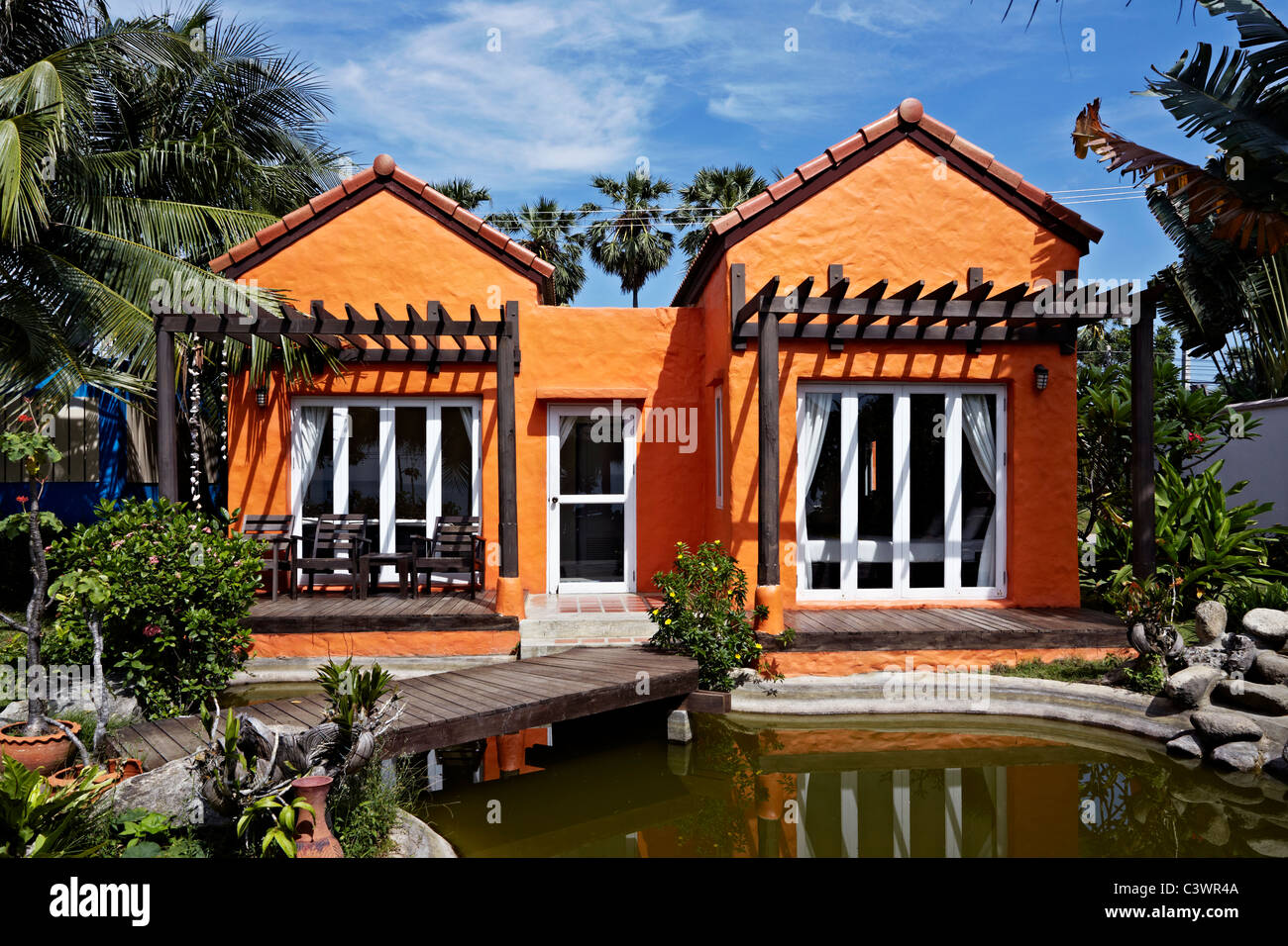 Exterior de la casa de pintura naranja. Tailandia S. E. Asia Fotografía de  stock - Alamy