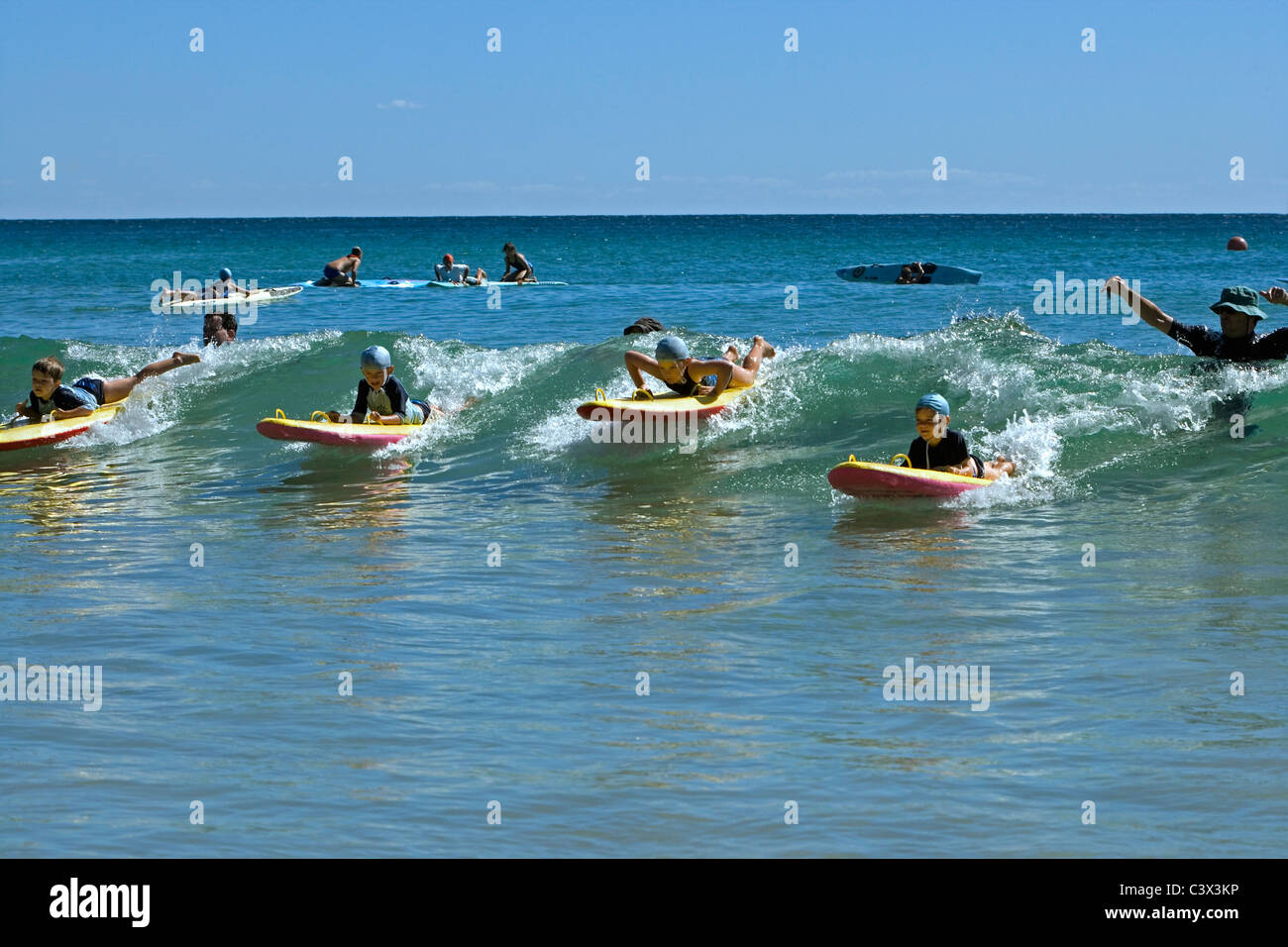 Australia, Sydney Manly Beach. Competencia semanal de surfistas en la mañana del domingo. Foto de stock