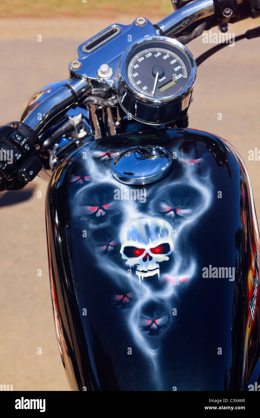 El depósito de gasolina de una motocicleta Harley Davidson decorada con aerógrafo los cráneos. Foto de stock