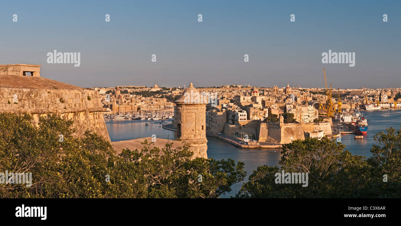 Puesto de centinela y vistas al Grand Harbour Valletta, Malta Foto de stock