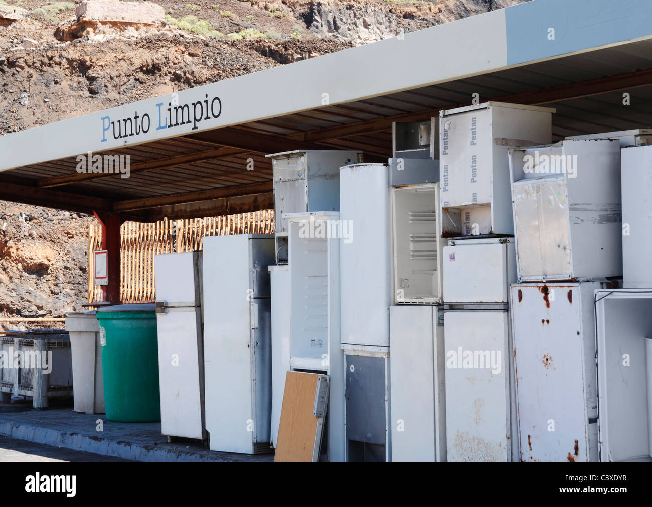 Frigoríficos en el consejo central de reciclaje, punto limpio (punto limpio) en España Foto de stock