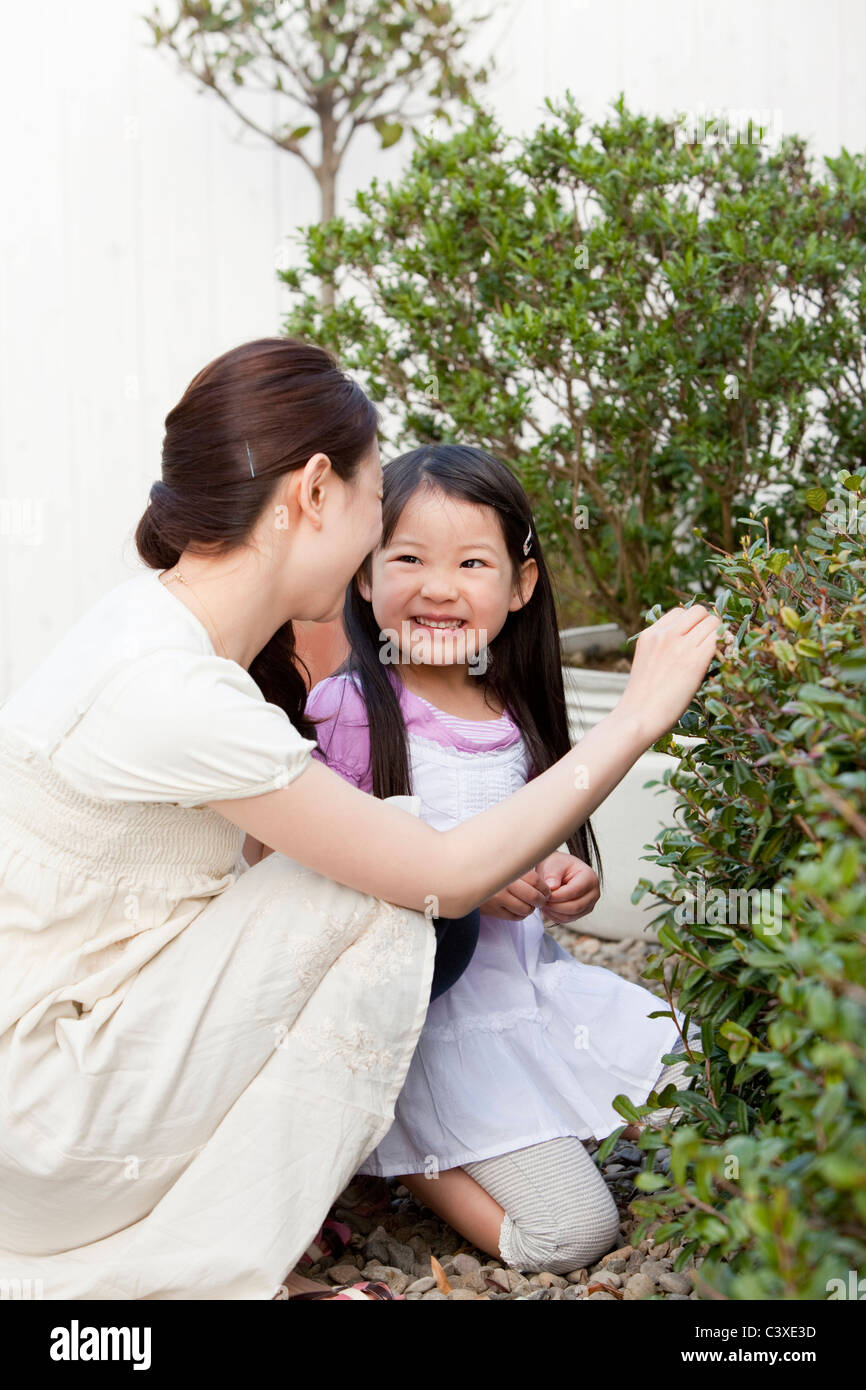 La joven madre e hija en el jardín Foto de stock