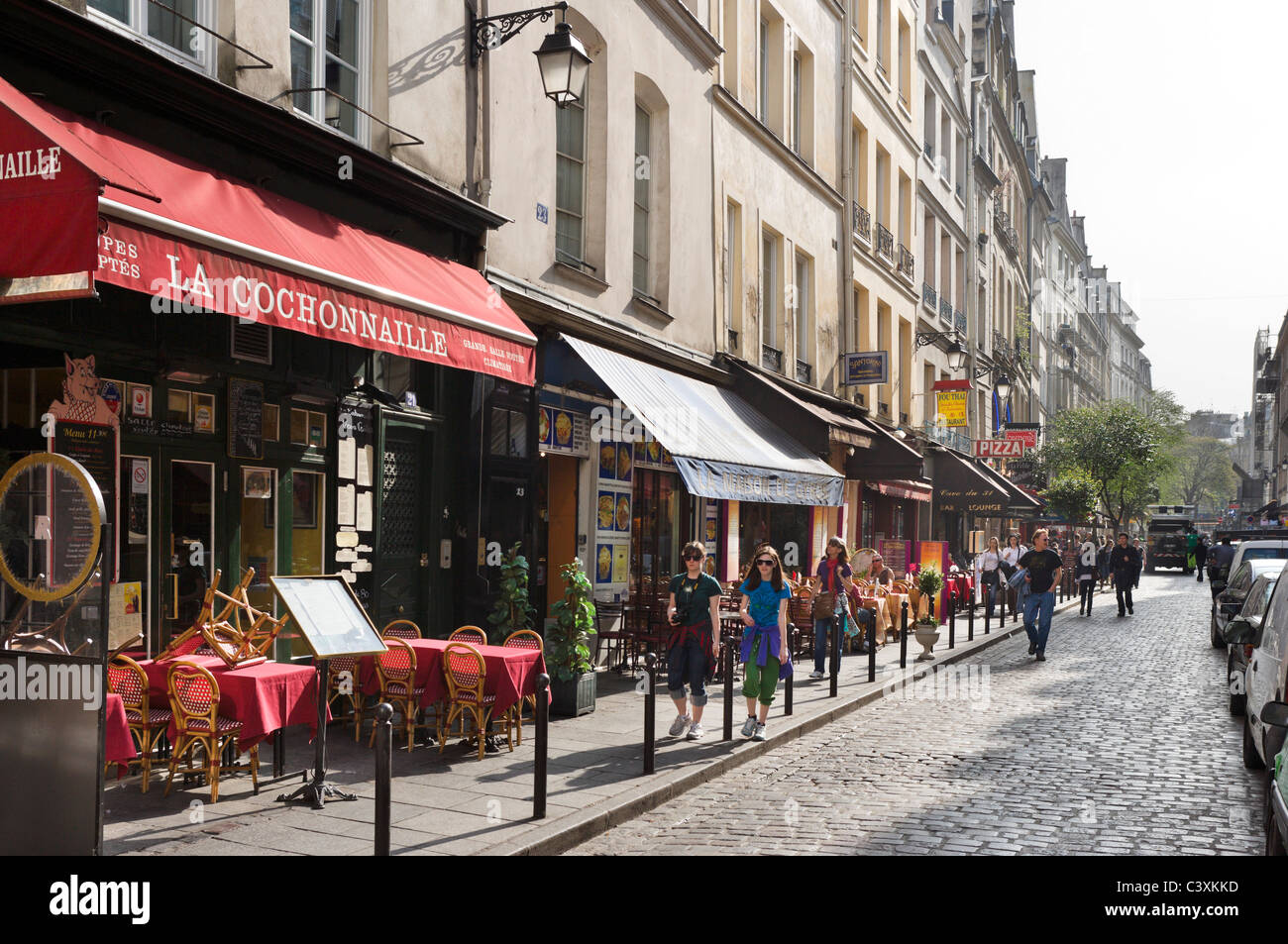 Tiendas y restaurantes en la Rue de la Harpe justo en el Bulevar Saint Michel, el Barrio Latino, en París, Francia Foto de stock