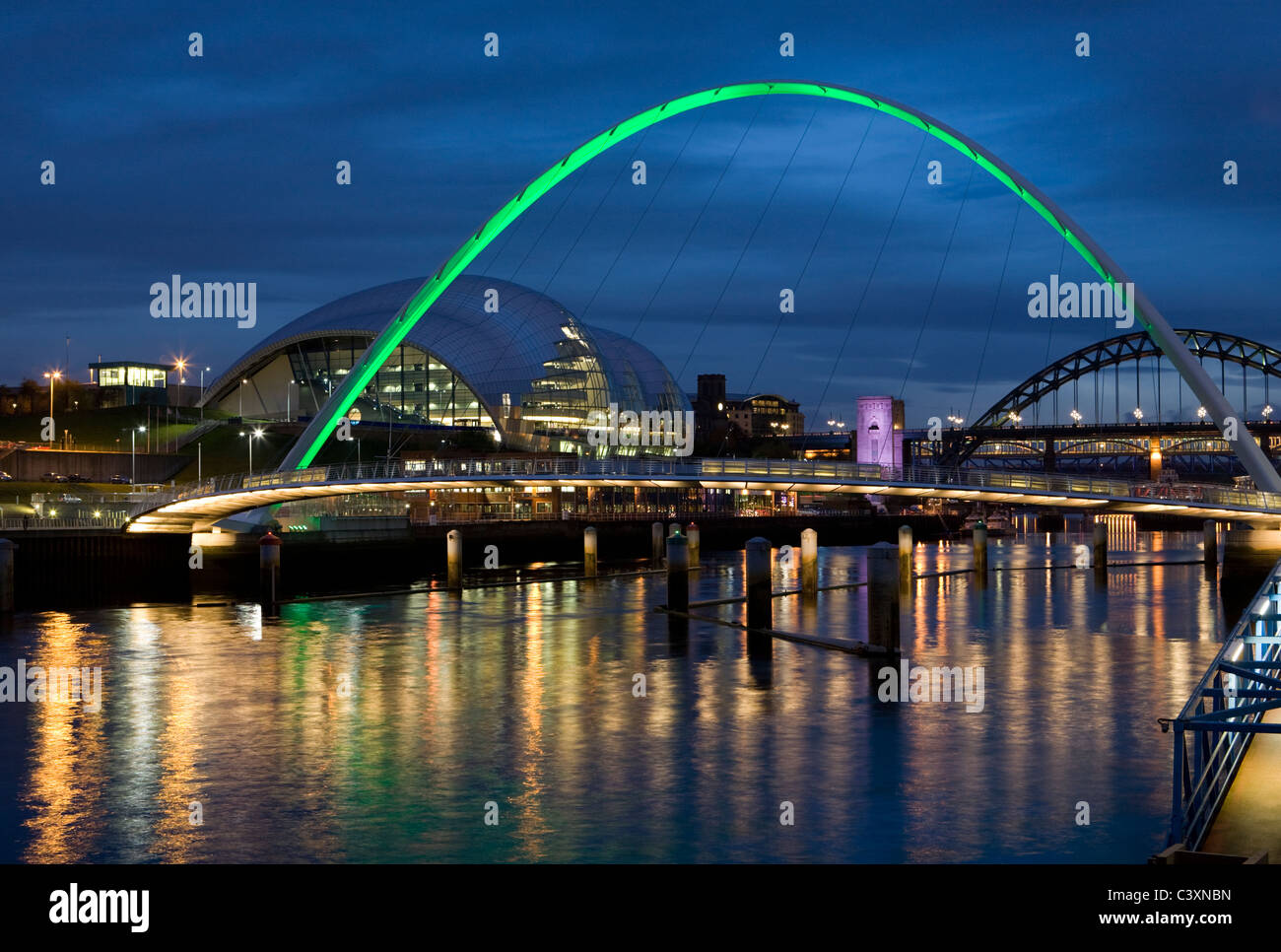 El Sage Gateshead Millennium Bridge y por la noche Foto de stock