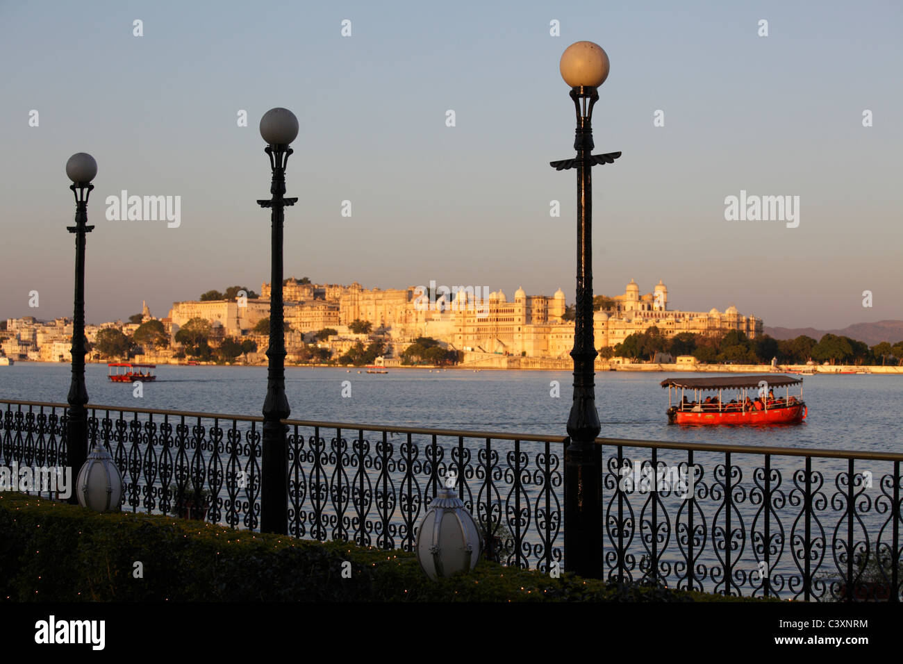 Udaipur y el lago Pichola visto desde Jag Mandir, Udaipur, India Foto de stock