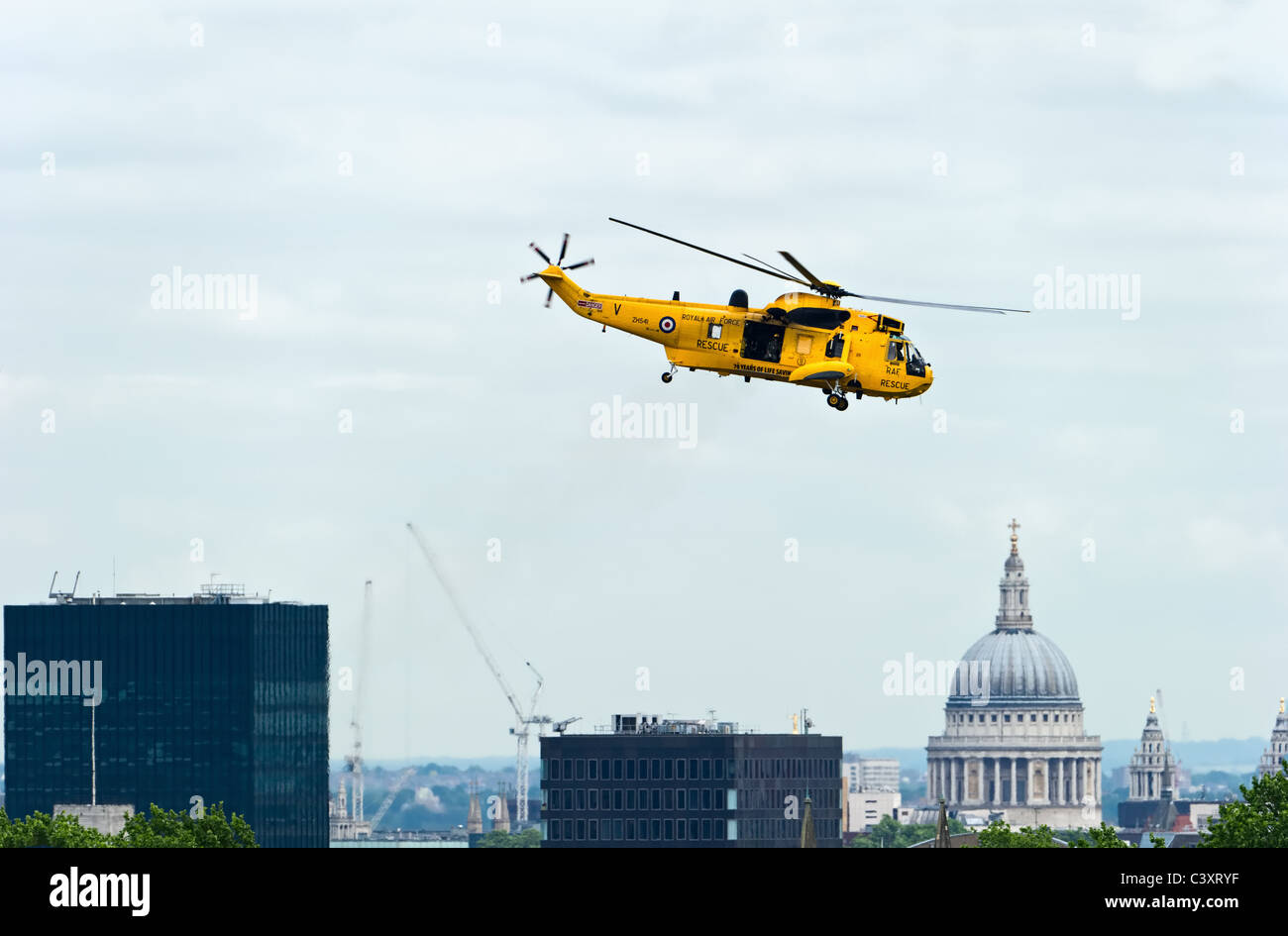 Westland Sea King har3un helicóptero de búsqueda y rescate del vuelo, el Escuadrón nº 22 de la RAF, despegando en Londres, Inglaterra Foto de stock
