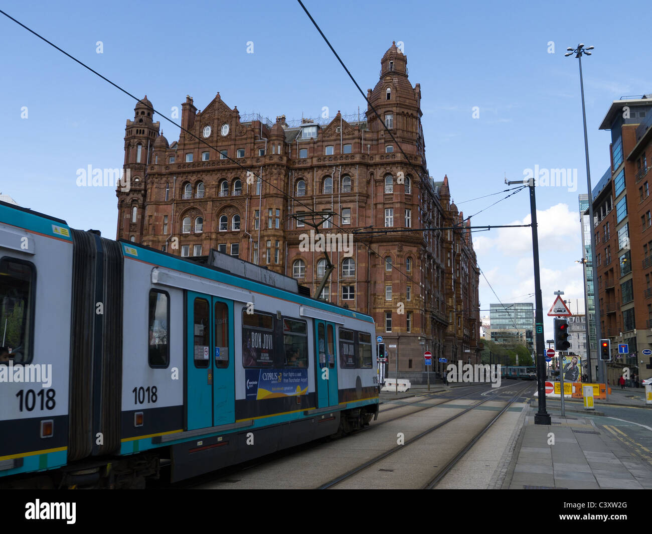 El tranvía Metrolink y Midland Hotel Manchester Foto de stock