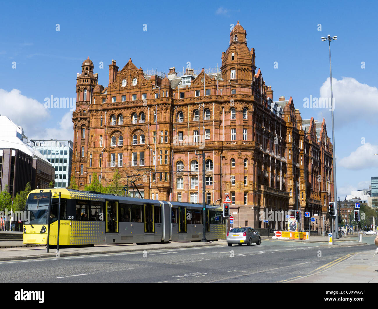 El tranvía Metrolink y Midland Hotel Manchester Foto de stock