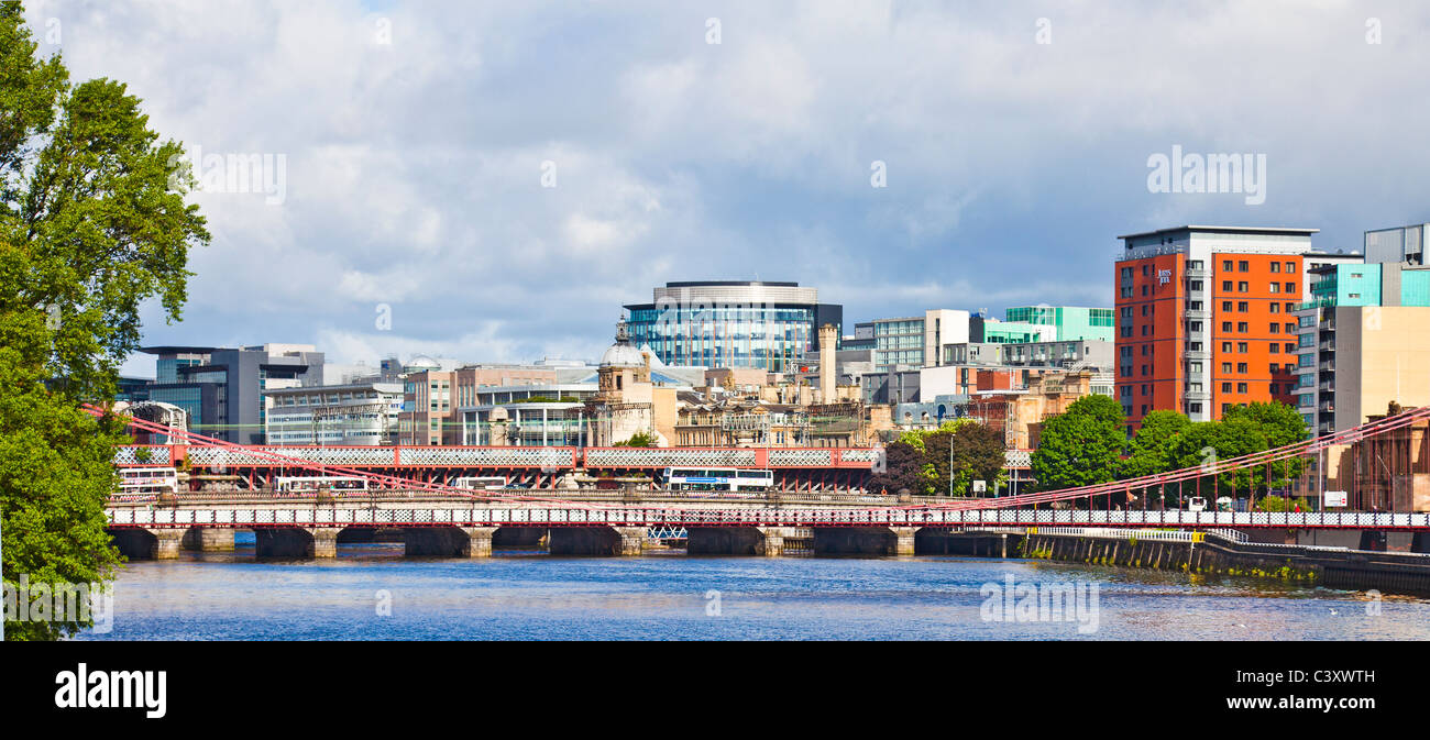 Segundo, Glasgow Caledonian Bridge Bridge y South Portland Street, puente sobre el río Clyde en el centro de Glasgow, Escocia, Reino Unido Foto de stock