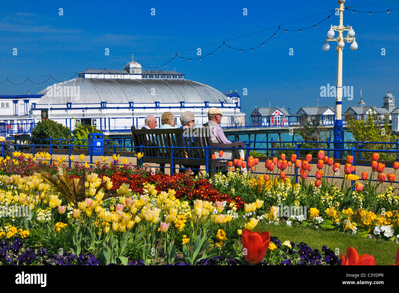 Eastbourne paseo marítimo y los famosos jardines de alfombras en un bello día de primavera, East Sussex, Reino Unido Foto de stock