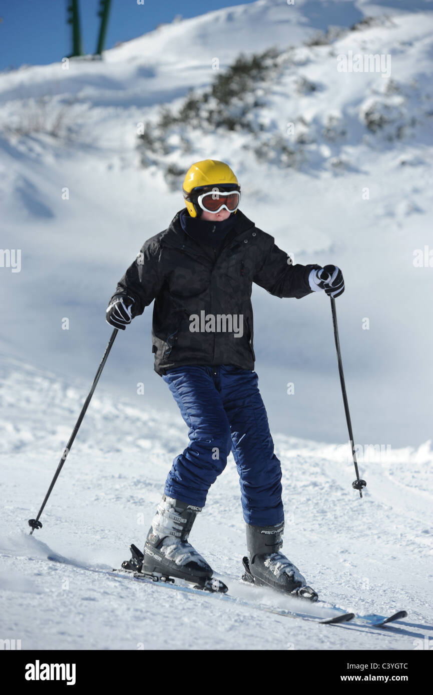 Un alumno en el esquiador Vogel al centro de esquí en el Parque Nacional de Triglav de Eslovenia Foto de stock