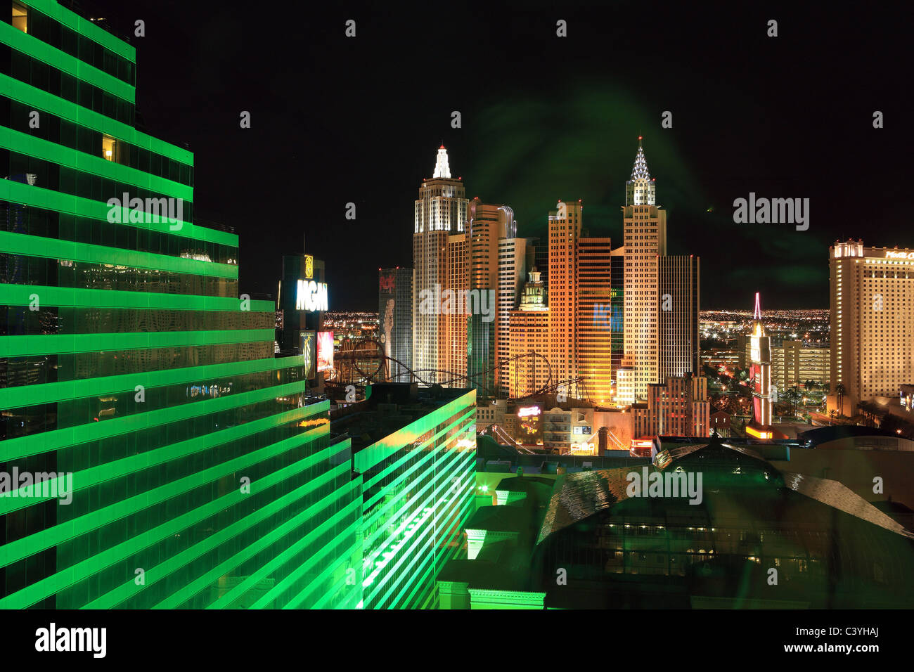 Vista nocturna desde el MGM Grand en el New York New York Hotel & Casino en el strip de Las Vegas. Foto de stock