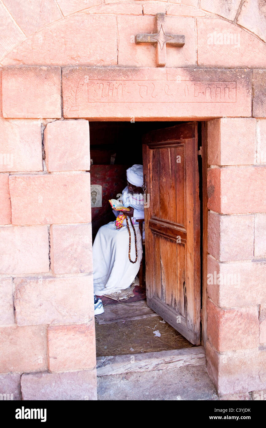 Sacerdote de la iglesia ortodoxa copta, Lalibela, Etiopía, África
