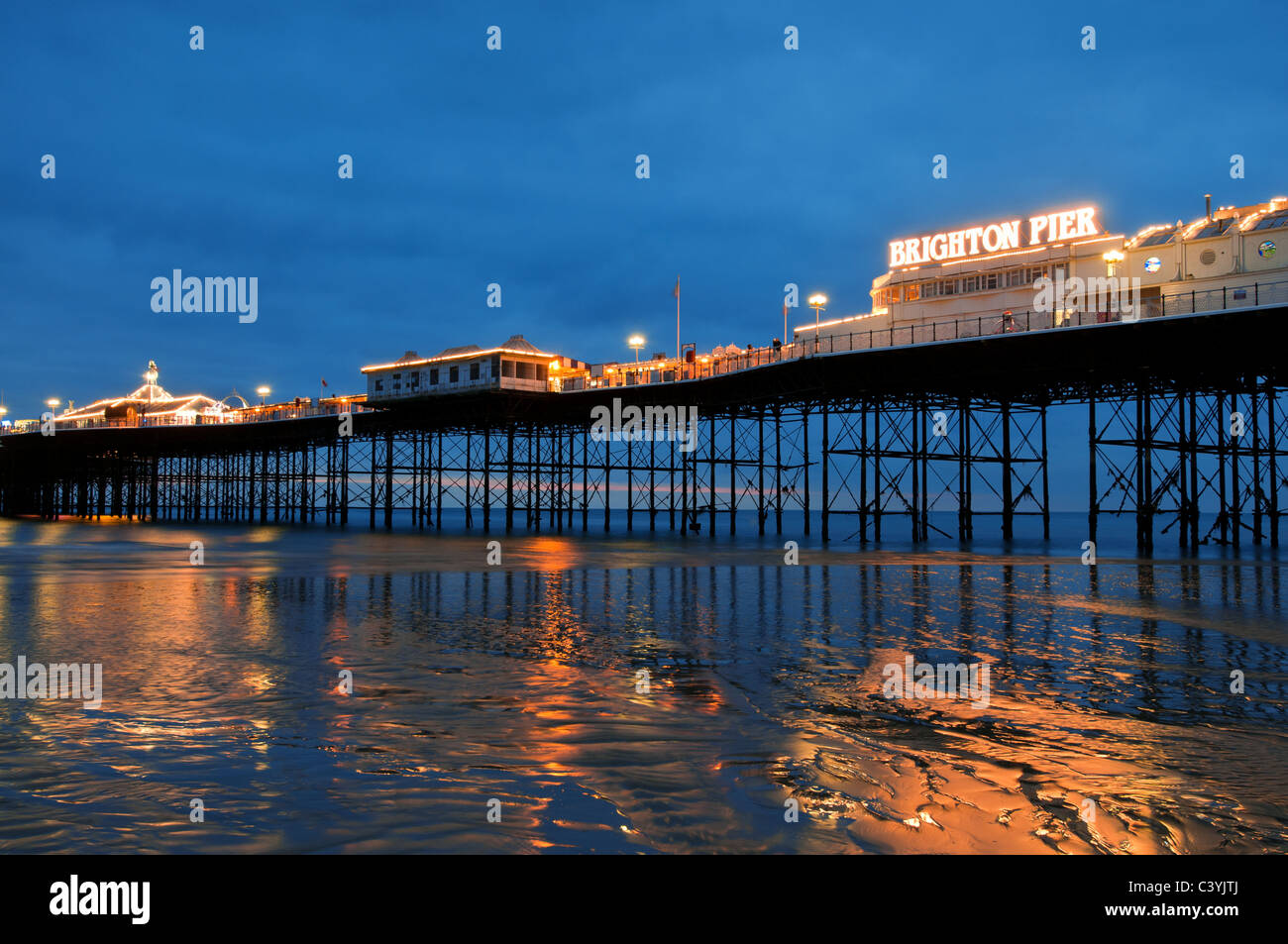Brighton Pier, Sussex, Inglaterra,Reino Unido,viajar,Europa,espacio,costa,playa,pier,victorian,noche,al anochecer, Foto de stock