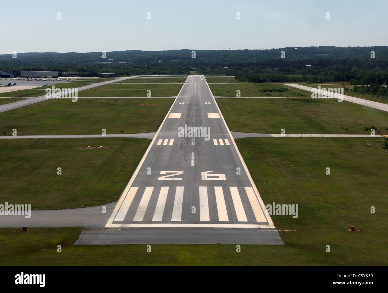 Enfoque de la pista de aterrizaje en un aeropuerto rural en la costa oriental de los Estados Unidos. Foto de stock