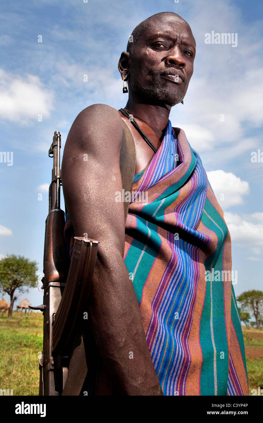 Hombre Mursi, los pueblos tribales en Hailoa, Mago National Park, Etiopía, África Foto de stock